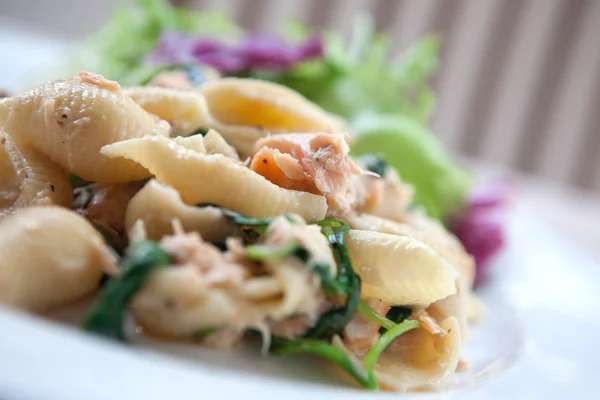 Heerlijke pasta met zalm en spinazie. — Stockfoto