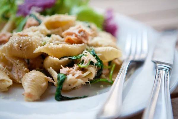 Deliciosa pasta con salmón y espinacas . — Foto de Stock