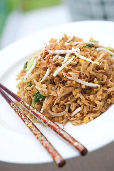 Delicious stir fried oriental noodles — Stock Photo, Image