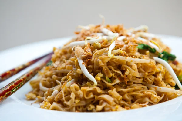 Delicious stir fried oriental noodles — Stock Photo, Image