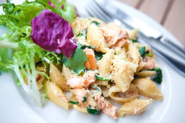सैल्मन और स्पिनच के साथ स्वादिष्ट पास्ता . — स्टॉक फ़ोटो, इमेज