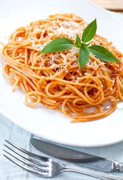 Spaghetti met tomatensaus en basilicum — Stockfoto