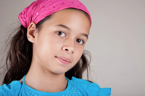 Hermosa chica de ascendencia europea y asiática con bandanna rosa . — Foto de Stock