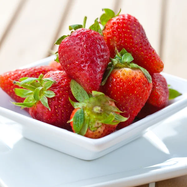 Delicious fresh ripened strawberries in a white bowl. — Stock Photo, Image