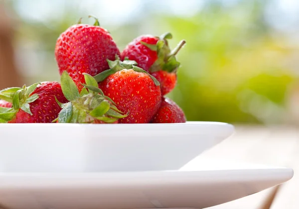 Delicious fresh ripened strawberries in a white bowl. — Stock Photo, Image
