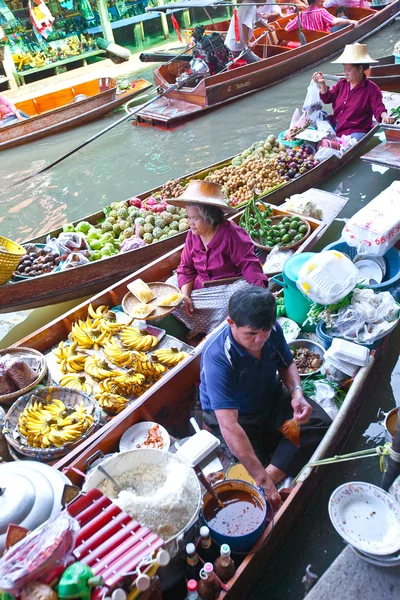 タイのバンコク - 1 月 20日。忙しい日曜日の朝ダムヌン サドアック水上マーケット、バンコク タイ 2010 年 1 月 20 日 — ストック写真