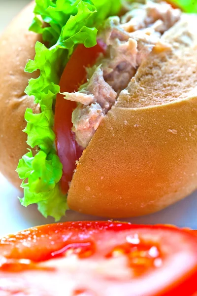 Roti lapis tuna yang lezat dan sehat dengan tomat dan salad . — Stok Foto