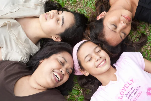 Asian moms and their young daughters — Stock Photo, Image
