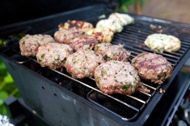 Barbekü için açık bir ızgara hamburger eti köftesi