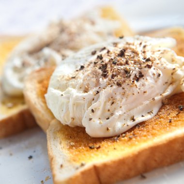 Tereyağlı ekmek taze kırık karabiber ile lezzetli haşlanmış yumurta