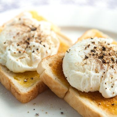 Tereyağlı ekmek taze kırık karabiber ile lezzetli haşlanmış yumurta