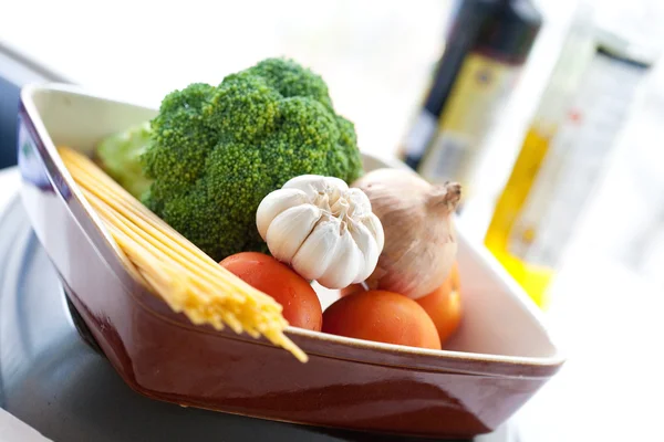 Spageti dan sayuran siap untuk masakan Italia — Stok Foto