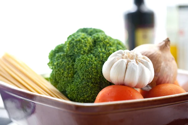Spaghetti und Gemüse bereit für die italienische Küche — Stockfoto