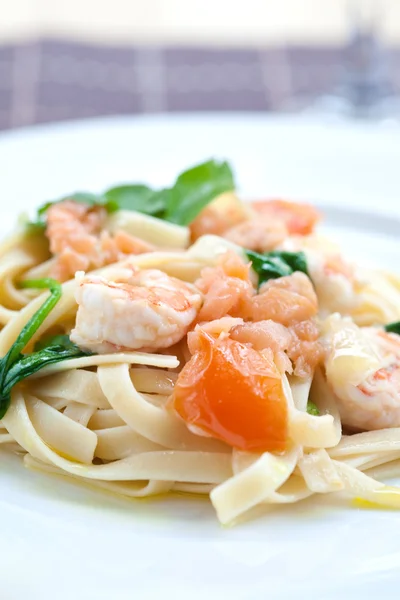 Lahodné krevety a špenát s fettuciny. — Stock fotografie