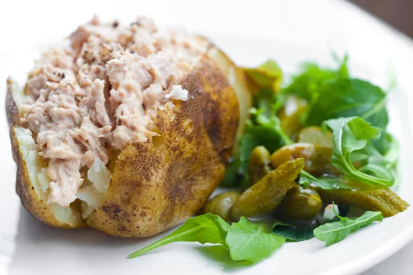 Delicious freshly baked potato served with tuna and salad — Stock Photo, Image