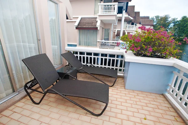 Tumbonas en un balcón con terraza tropical —  Fotos de Stock