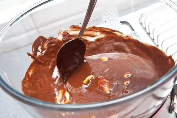 Faire fondre du chocolat dans un bain marie — Photo