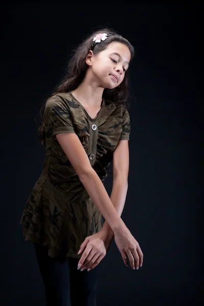 执业她在工作室里的芭蕾舞蹈的年轻女孩 — 图库照片