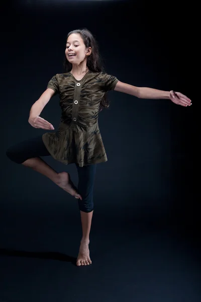 Genç kız onun bale dans Studio pratik — Stok fotoğraf