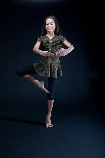 Молодая девушка репетирует балет в студии — стоковое фото