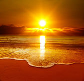 krásný západ slunce na pláži