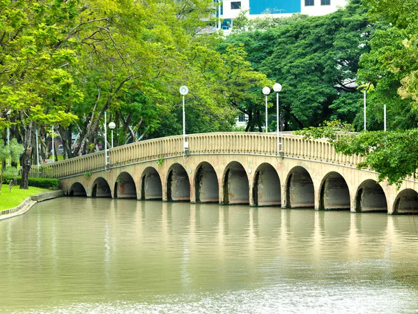 Brücke im Park — Stockfoto