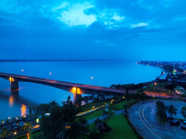 Akşamları mekong Nehri üzerinde köprü