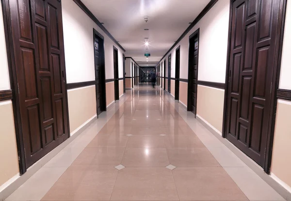 Sehr langer Korridor — Stockfoto