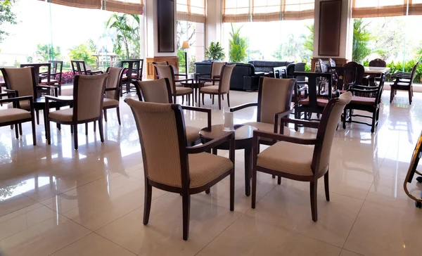 Café avec tables et chaises — Photo
