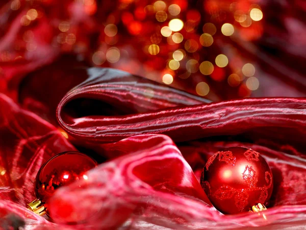 Decoração de Natal de ouro no fundo vermelho bokeh — Fotografia de Stock