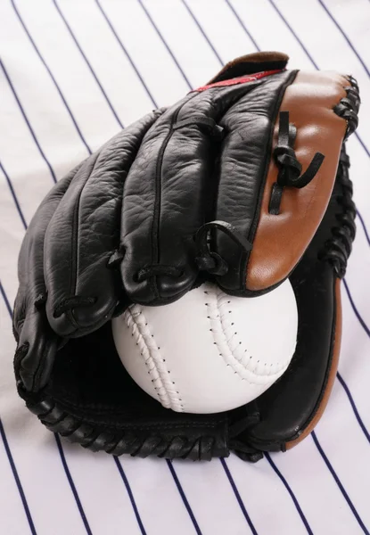 Rękawice i softball — Zdjęcie stockowe