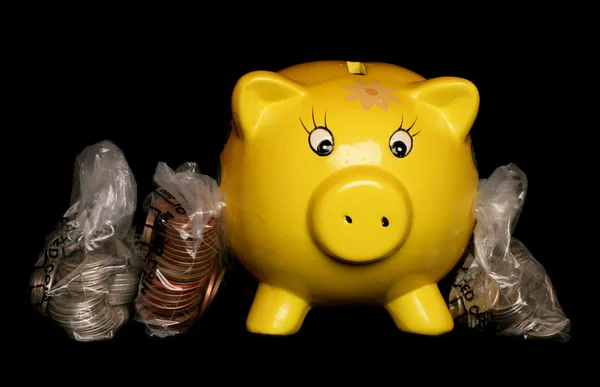 Piggybank amarelo com dinheiro esterlina — Fotografia de Stock