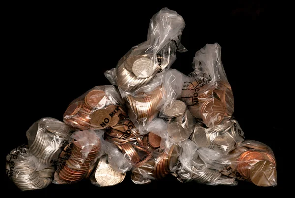 Σωρό από στερλίνα κέρματα σε σακούλες για χρήματα — Φωτογραφία Αρχείου