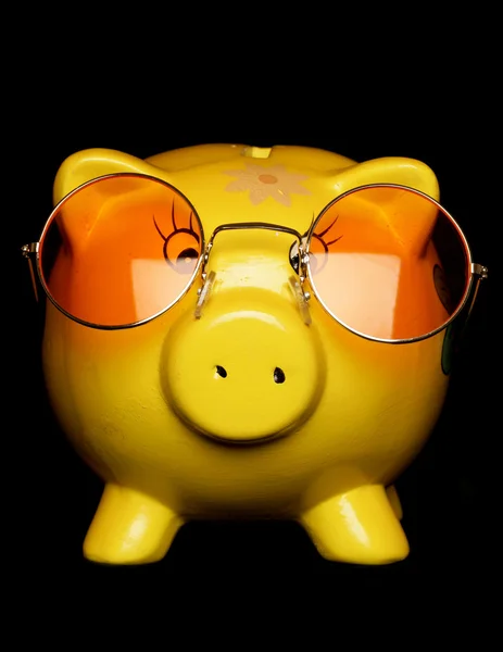 Gul piggybank med solglasögon — Stockfoto