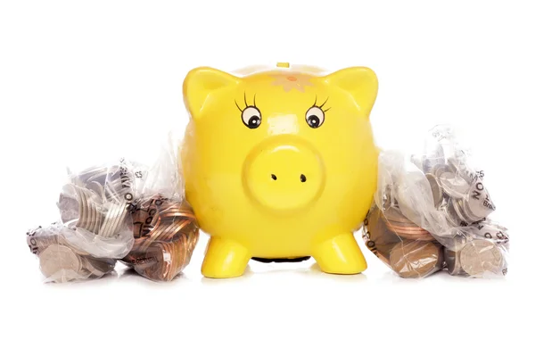 Piggybank amarillo con dinero en libras esterlinas —  Fotos de Stock
