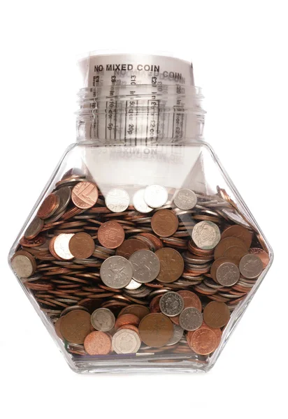 Saco de dinheiro com moedas esterlinas em um frasco — Fotografia de Stock