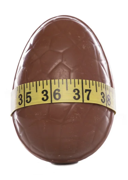 Ovo de Páscoa de chocolate e fita métrica — Fotografia de Stock