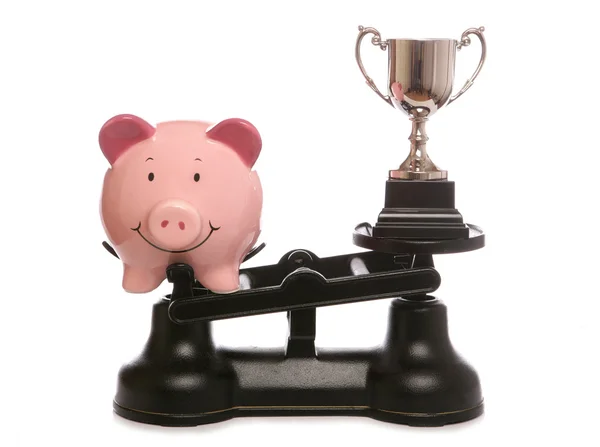 Piggy bank uit met een gewicht van trofee — Stockfoto