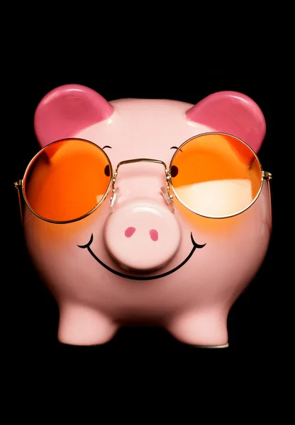 Piggy bank met zonnebril — Stockfoto