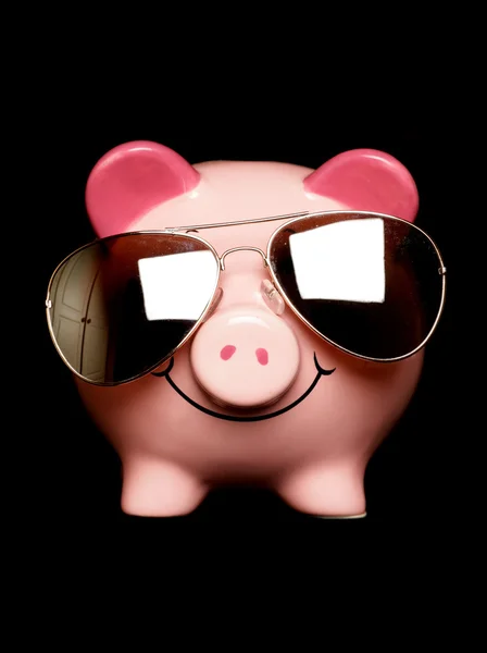 Güneş gözlüğü ile Piggy banka — Stok fotoğraf