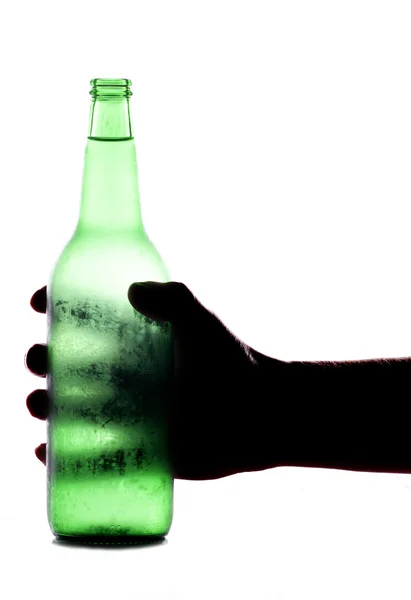 Hand som håller ölflaska — Stockfoto
