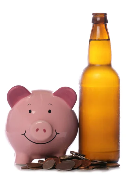 Bierflasche mit Sparschwein — Stockfoto