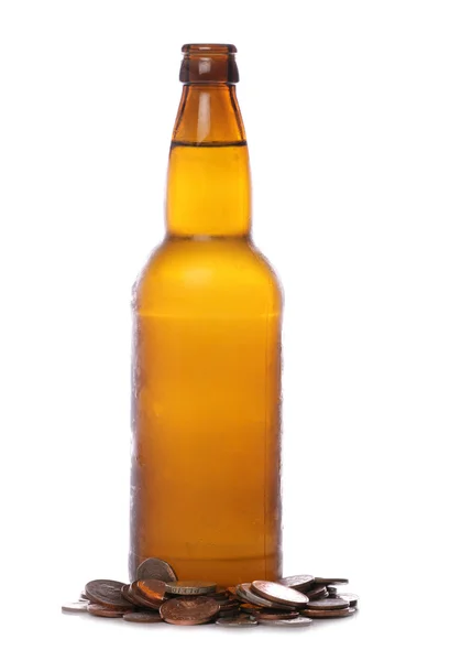 Botella de cerveza con dinero esterlina — Foto de Stock