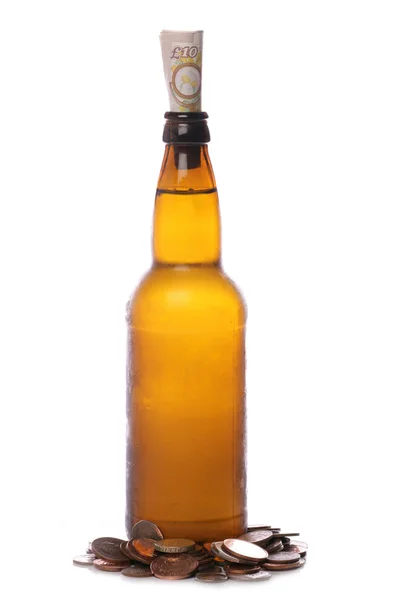 Botella de cerveza con dinero esterlina — Foto de Stock