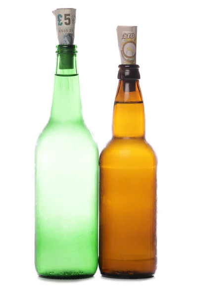Bier- und Apfelweinflaschen mit Sterling-Geld — Stockfoto