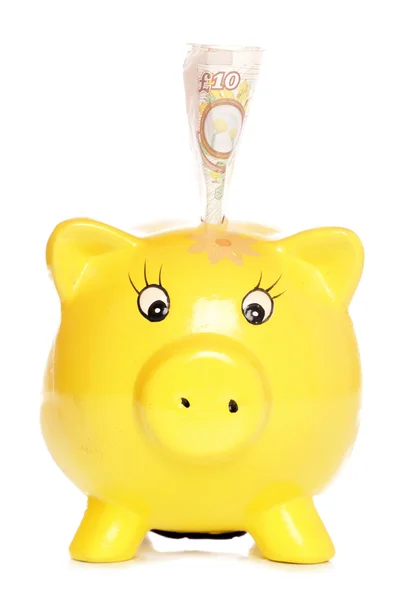 Piggybank amarillo con diez libras — Foto de Stock