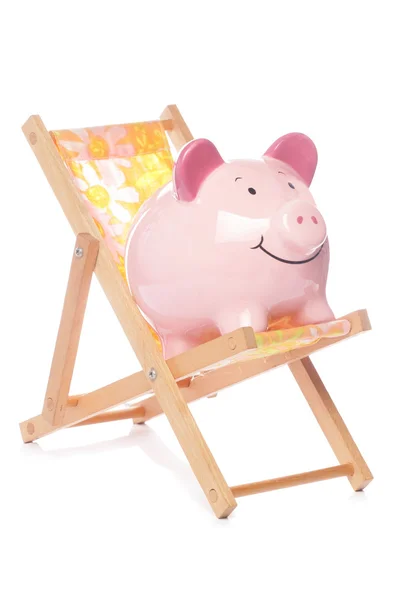 Banco porquinho na cadeira de praia — Fotografia de Stock