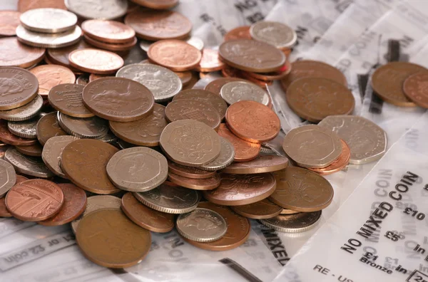 Saco de dinheiro com moedas esterlinas — Fotografia de Stock