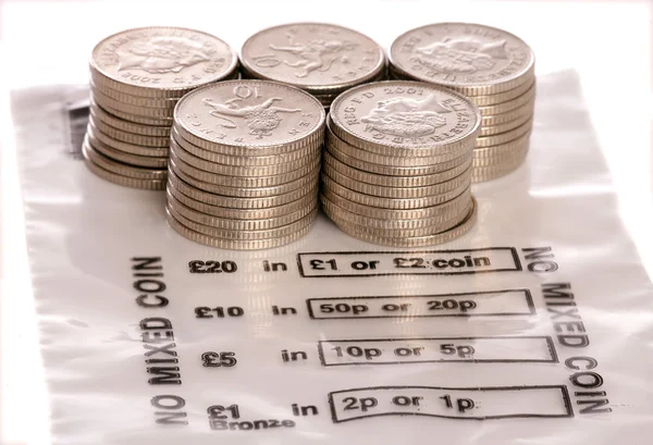 Sacchetto di denaro con monete sterlina da dieci penny — Foto Stock