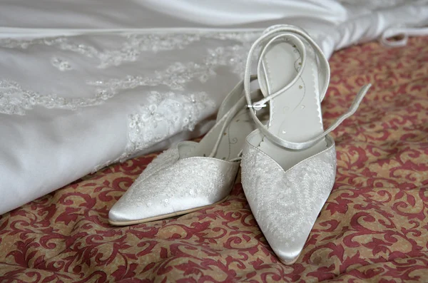Hochzeitskleid und Schuhe — Stockfoto